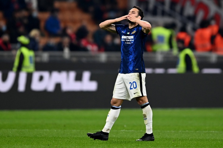 记者：恰尔汗奥卢小腿肌肉疲劳，情况似乎不严重但俱乐部保持谨慎